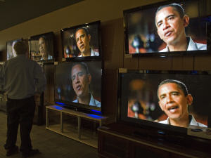 Un passant regarde la publicité de Barack Obama dans un magasin de Virginie.