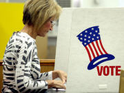 Une femme vote � Paris, au Texas.