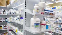 Des étagères de médicaments