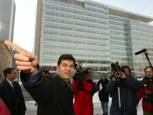 Mario Dumont devant le siège de la Caisse de dépôt en 2003.