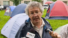 Fran�ois Saillant lors d'une manifestation de sans-abri � Qu�bec en juin 2008.