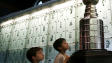 Deux enfants regardent de pr�s la coupe Stanley au Temple de la renomm�e.