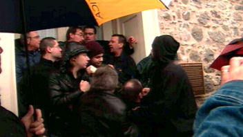 Des militants p�quistes se bousculent dans L'Assomption.