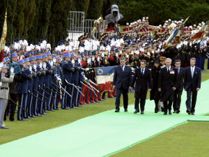 Des dignitaires de plusieurs pays assistent à la cérémonie commémorative à Douaumont.