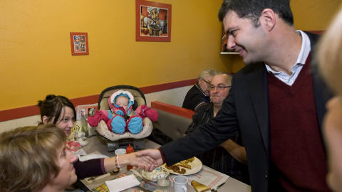 Mario Dumont lors d'un bain de foule dans un restaurant