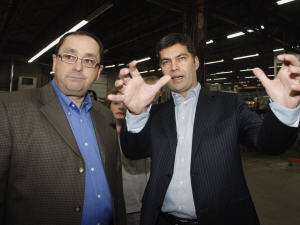 Mario Dumont (� droite) en compagnie de Carl Thibault, propri�taire d'une usine de camions de pompiers � Pierreville.