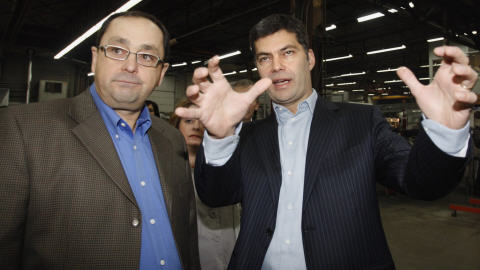 Mario Dumont (� droite) en compagnie de Carl Thibault, propri�taire d'une usine de camions de pompiers � Pierreville.