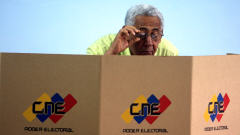 Un électeur ajuste ses lunettes dans un isoloir aux élections régionales de dimanche
