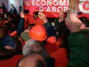 Des manifestants se font entendre avant l'allocution de Jean Charest