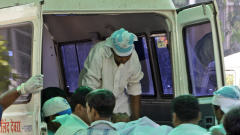 Des bless�s transport�s � un h�pital de Mumbai.