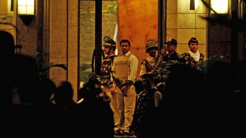Des soldats se tiennent pr�ts � intervenir devant l'entr�e de l'h�tel Taj Mahal, l'un de sites vis�s par les attentats de Mumbai (archives)