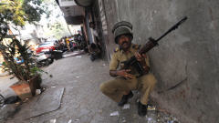 Un soldat indien prend position pr�s de Nariman House.