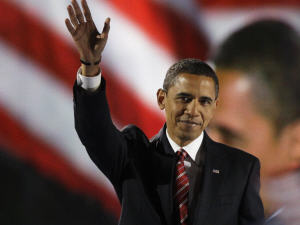 Barack Obama salue la foule après son discours à Grant Park, à Chicago.