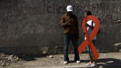 Deux Ha�tiens participent � une marche contre le sida, � Saint-Marc.
