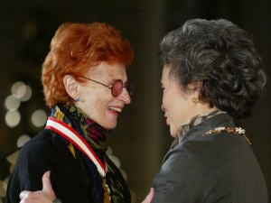 Betty Goodwin re�oit l'Ordre du Canada de la gouverneure g�n�rale Adrienne Clarkson en 2003.