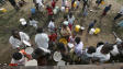 Des Zimbabw�ens recueillent de l'eau d'un camion-citerne de l'UNICEF, � Harare.