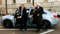 Le directeur g�n�ral de General Motors, Rick Wagoner, arrive au s�nat dans un prototype de voiture �lectrique.