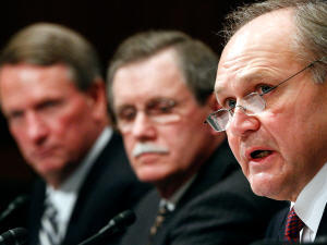De gauche à droite, le directeur de General Motors, Richard Wagoner, le président des Travailleurs unis de l'automobile, Ron Gettelfinger, et le directeur de Chrysler, Robert Nardelli devant la Commission bancaire du Sénat