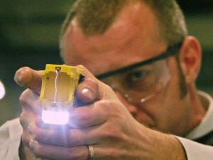 Un policier britannique teste une arme Taser