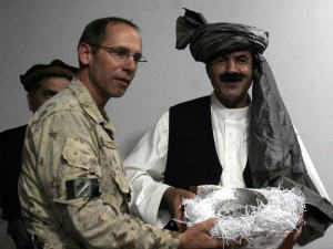 Le brigadier-général Denis Thompson avait offert un présent au gouverneur Raufi lors de son entrée en fonction.