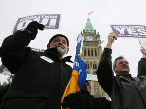 Des manifestants montrent leur pancarte pour la coalition.
