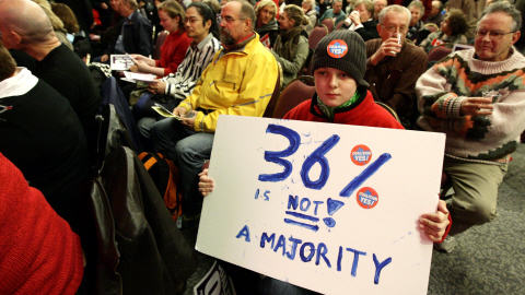 Un jeune gar�on arbore une affiche lors d'un rassemblement en faveur de la coalition.