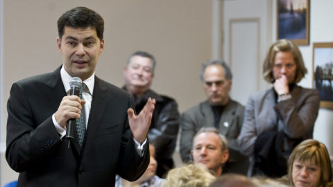 Mario Dumont tient un discours devant des partisans
