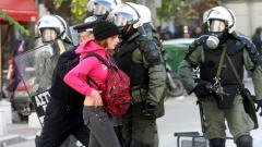 Une manifestante appréhendée par les policiers