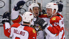 Stephen Weiss (au centre)