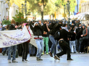 Des manifestants provoquent les policiers grecs