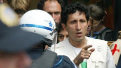 Amir Khadir après son arrestation lors d'une manifestation contre l'Organisation mondiale du commerce