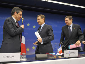 De gauche à droite, le premier ministre français François Fillon, le président français Nicolas Sarkozy, le président de la Commission européenne Jose Manuel Barroso et le ministre français de l'Environnement Jean-Louis Borloo.