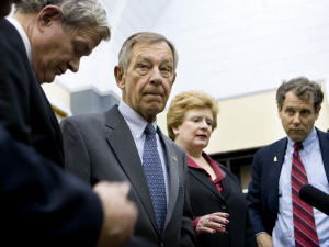 Des sénateurs s'adressent à la presse après l'échec du plan de sauvetage.