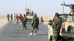 Des soldats canadiens et afghans recherchent des engins explosifs sur une route � Howz-e-Madad dans la province de Kandahar en Afghanistan