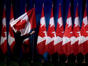 Préparatif avant la tenue d'une conférence de presse du premier ministre Harper.