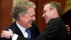 Jean Charest acueillant chaleureusement Claude B�chard.