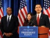 Barack Obama entour� de Hildas Solis et Ron Kirk