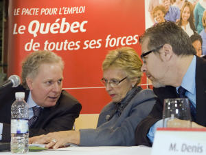 La présidente de la FCCQ, Françoise Bertrand, discute avec Jean Charest (PLC) et Denis Courteau (FTQ), le18 mars 2008.