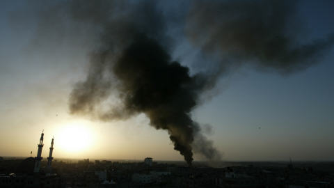 Une colonne de fum�e se dresse sur Gaza, � la suite des frappes isra�liennes.