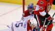 Marc Denis, cach� par Chris Neil (25) et Pavel Valentenko (55)