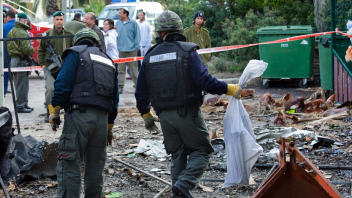 Des d�mineurs isra�liens sur les lieux de l'explosion d'une roquette du Hamas, au sud d'Isra�l.