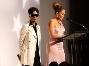 Prince, � gauche, accompagne Jennifer Lopez lors de l'�v�nement Night of Stars