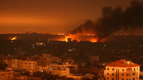 Feu et nuage de fum�e � Gaza  o� l'arm�e isra�lienne affronte le Hamas