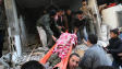 Des Palestiniens �vacuent le corps d'une victime d'un bombardement isra�lien.
