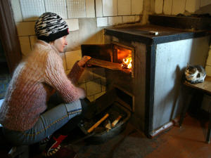 Une femme de Donetsk, en Ukraine, chauffe sa maison au bois.