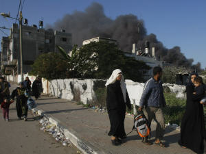 Des Palestiniens fuient le quartier Zeitoun dans la foulée de raids aériens.