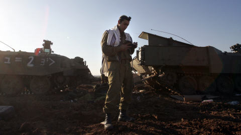 Un soldat isra�lien utilise un moment de r�pit pour prier.