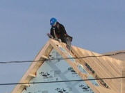 Un travailleur de la construction sur un toit