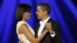 Le couple Obama dansent au bal d'investiture.