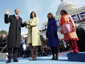 Barack Obama prête serment en présence de sa femme Michelle, et de ses filles, Malia et Sasha.